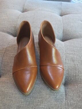 Universal Thread Women's Tan Pointed Toe Slip-On Flats